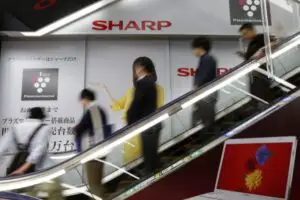Sharp, aproape de faliment: 3.000 de salariaţi acceptă o plecare voluntară
