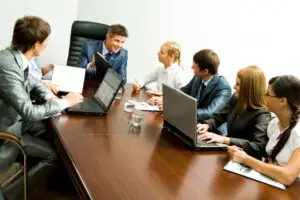 4 din 10 angajaţi români sunt ataşaţi faţă de compania în care lucrează