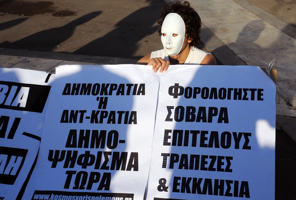 Până și BANCHERII își scot banii din Grecia