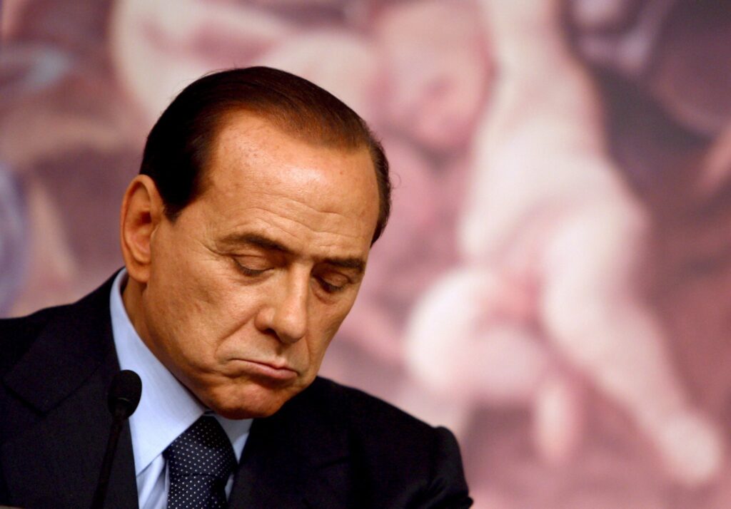 Italia și-a luat rămas bun de la Silvio Berlusconi. Fostul premier va fi incinerat după slujba de la Milano