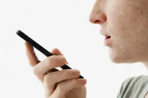 ATENȚIE posesori de iPhone! Siri știe mai multe decât vă spune