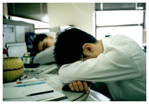 Lipsa somnului afectează productivitatea a 75% dintre angajaţii români