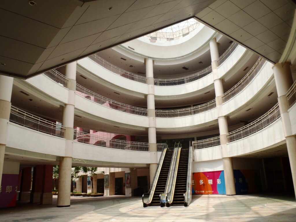 VIDEO Înăuntrul celui mai mare mall «fantomă» din lume