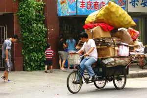 Ce păţesc cei care scuipă pe stradă în China