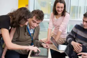 Peste 30 de studenți pe loc în cursa pentru cele 9 stagii de practică la Intel Romania