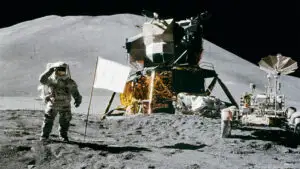 Steagurile înfipte pe lună nu mai sunt americane