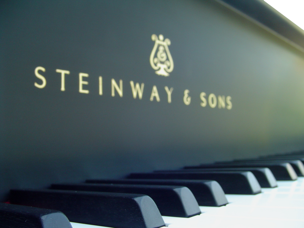 Fondul Paulson & Co. va cumpăra producătorul pianelor Steinway pentru 512 milioane de dolari