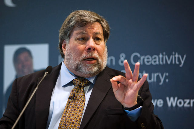 Co-fondatorul Apple, Steve Wozniak, va cumpăra acţiuni Facebook indiferent de preţ