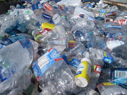 Primul oraş care a interzis sticlele de plastic