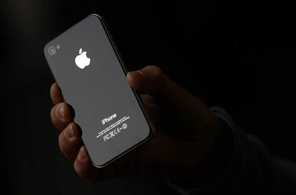 FURT: Compania Apple este acuzată că încurajează hoţii de terminale iPhone