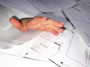 DE CE stau românii peste program la muncă