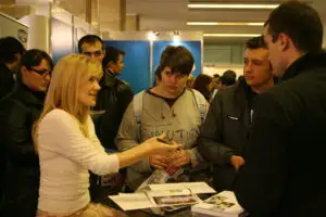 O treime dintre tinerii români vor în continuare să plece din țară