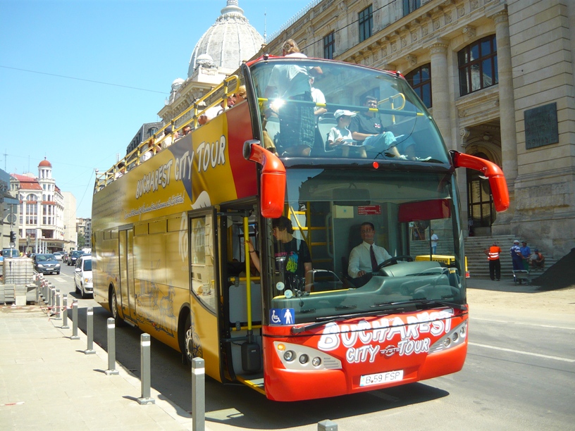 Peste 3.000 de turiști au făcut turul Bucureștiului în autobuzele galbene „Bucharest City Tour”