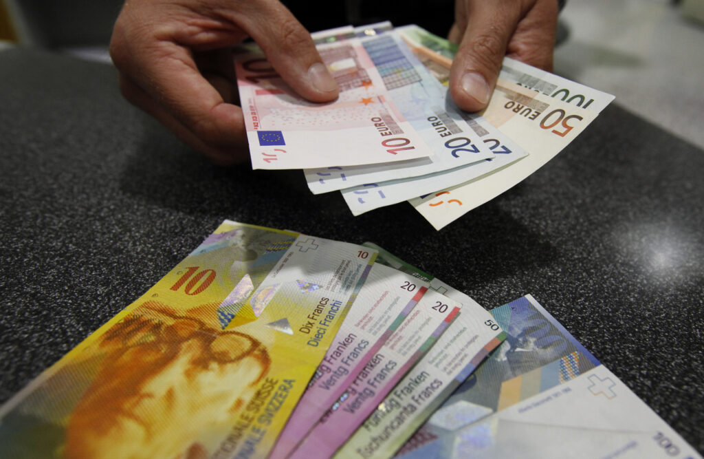În fiecare lună, aproape 250 de români cu credite în franci ajung restanţieri