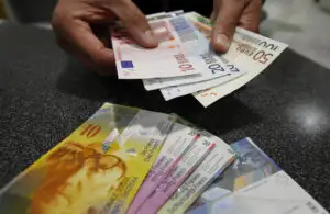 În fiecare lună, aproape 250 de români cu credite în franci ajung restanţieri