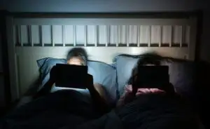 ATENŢIE posesori de iPAD. Un studiu avertizează în privinţa folosirii tabletei înainte de culcare