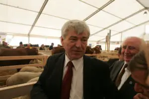 Străinii ne cumpără ţara hectar cu hectar. Tabără îi sfătuieşte pe ţărani să nu vândă