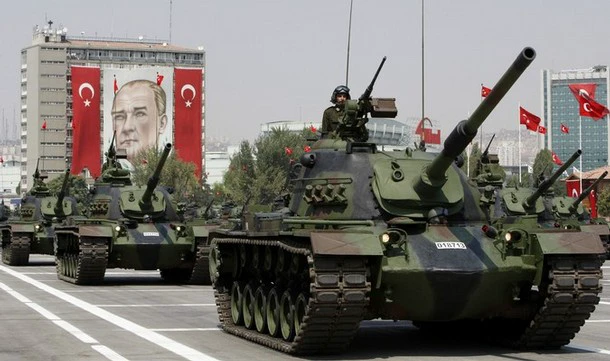 RĂZBOI.Turcia trimite tancuri la graniţa cu Siria