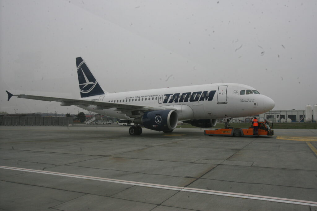91 de pasageri aşteaptă de mai bine de şase ore la Lyon un avion Tarom pentru Otopeni