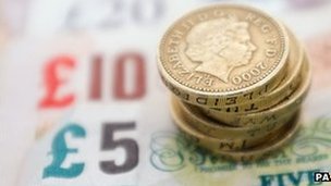 Marea Britanie: Parlamentarii denunţă jocul dublu al marilor firme de contabilitate