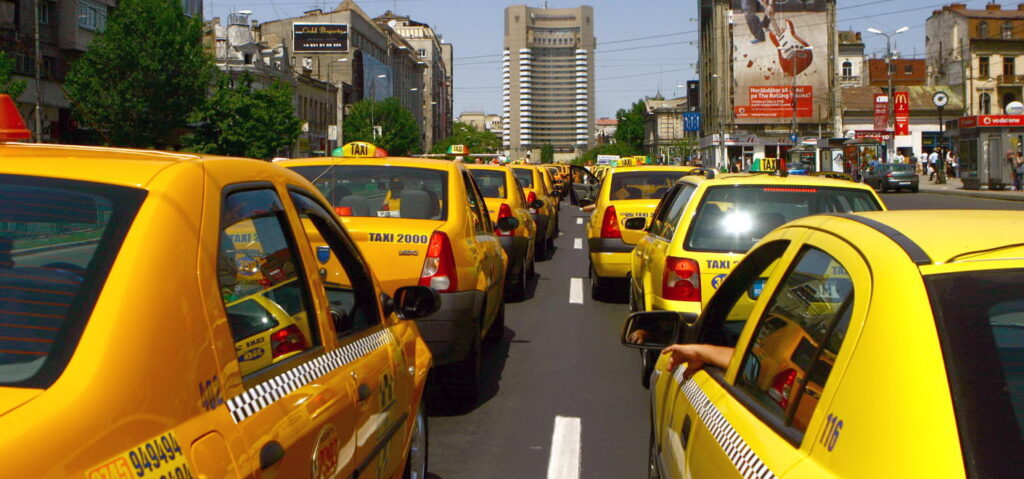 Sună ocupat la taxi când te grăbeşti mai mult? Comandă online! Vezi ce firme au acest serviciu