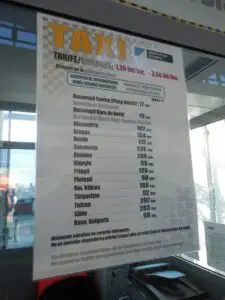 La aeroportul Otopeni se promovează taxiurile cu 1,39 lei/km, dar nu le este permisă staționarea