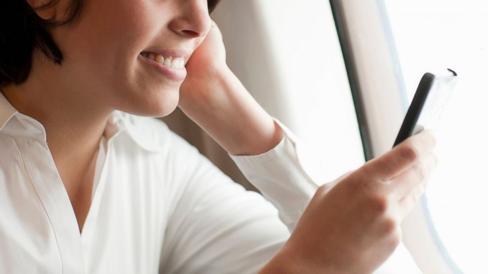VESTE BUNĂ pentru pasagerii europeni: Vom putea folosi telefoanele mobile în avion