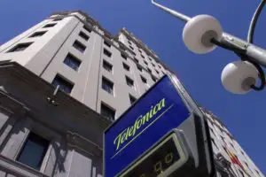 Vodafone şi Orange vor avea acces la reţeaua de fibră optică a Telefonica în Spania