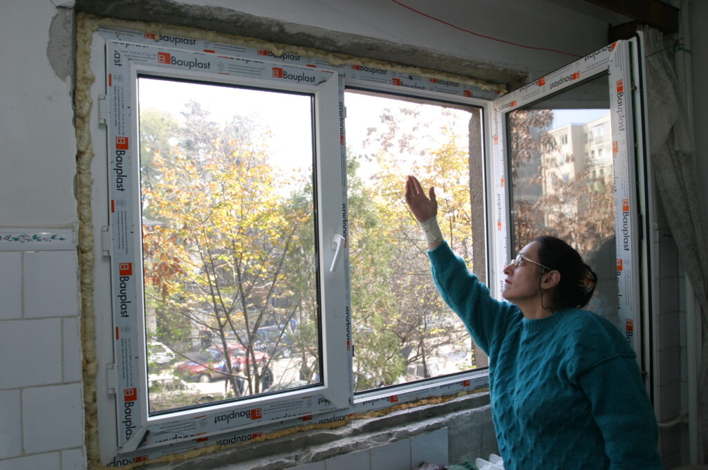 Studiu: Românii pierd anual 1 mld. euro din cauza ineficienţei ferestrelor