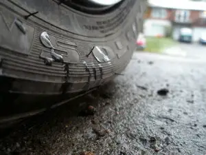 PERICOL: Ce se întâmplă dacă mergi cu anvelope de iarnă când e cald afară