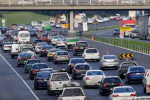 OCDE: o creştere cu 20% a preţului la carburanţi ar duce la scăderea utilizării maşinilor personale cu 8%