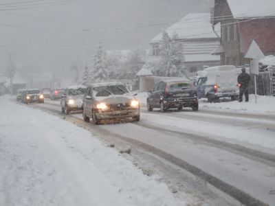 Circulaţia rutieră se desfăşoară în condiţii de iarnă pe majoritatea drumurilor naţionale