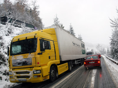 Trafic dificil din cauza zăpezii pe mai multe drumuri naţionale