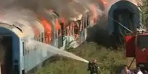 Trei vagoane dezafectate au luat foc în apropiere de Gara de Nord