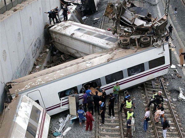 VIDEO Filmul devastator al accidentului de tren din Spania