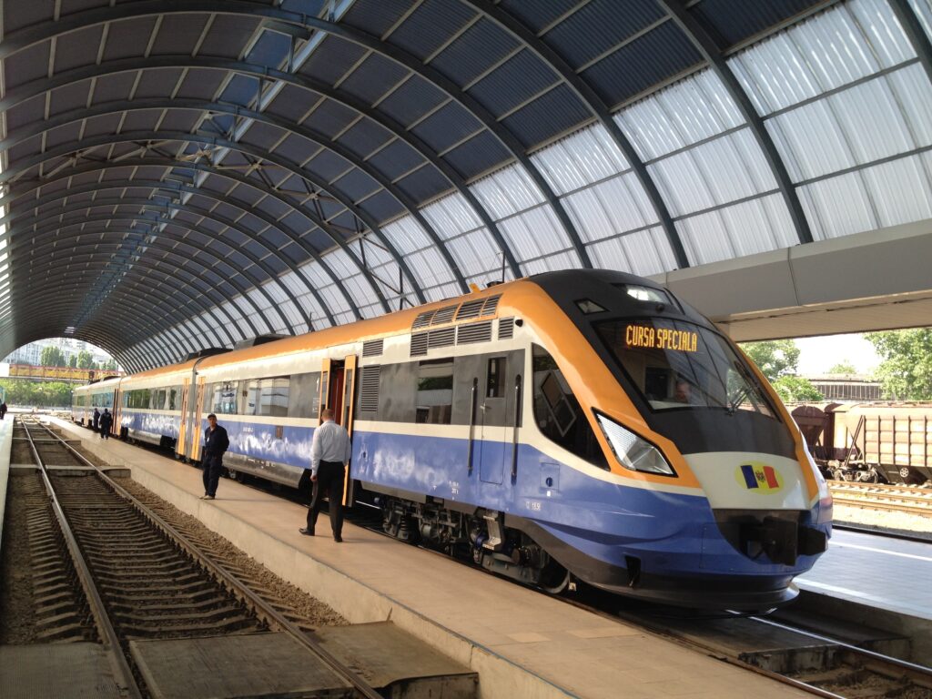 Cum arată cel mai nou tren livrat de către români moldovenilor