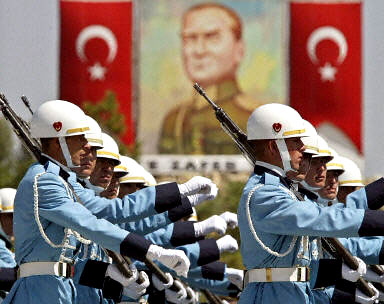 Turcia permite evitarea serviciului militar obligatoriu în schimbul achitării a 12.000 euro