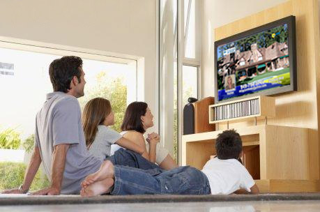 83% dintre români se uită la televizor zilnic
