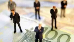 Patru manageri din companiile de stat au câştigat în primul trimestru peste 10.000 euro/lună