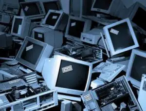 Iată de nu trebuie să îţi arunci niciodată laptopul la gunoi!
