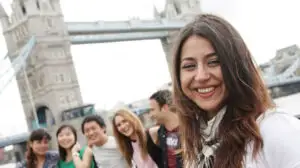 Tinerii români se pot înscrie la universităţile din Marea Britanie