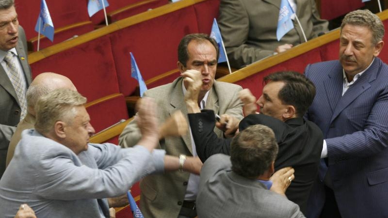 Parlamentarii ucraineni îşi fac dreptate cu pumnul