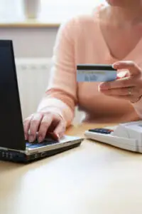 Tot mai mulți români plătesc online facturile la utilități