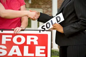 Majoritatea românilor care şi-au cumpărat casă prin credit au venituri mai mici de 600 euro