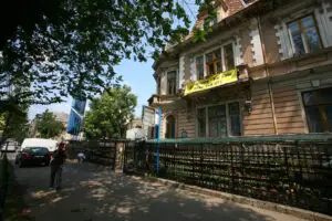 Agenţii imobiliari aleargă după străini ca să mai vândă din locuinţele de lux
