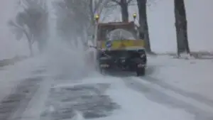 Circulaţia este întreruptă pe şapte drumuri naţionale, vineri dimineaţa