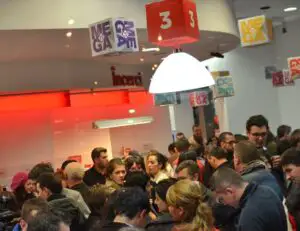 Utilizatorii români se închină la iPhone 4S, la propriu
