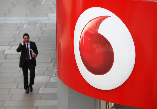 Vodafone retrage în fiecare seară bani din Grecia