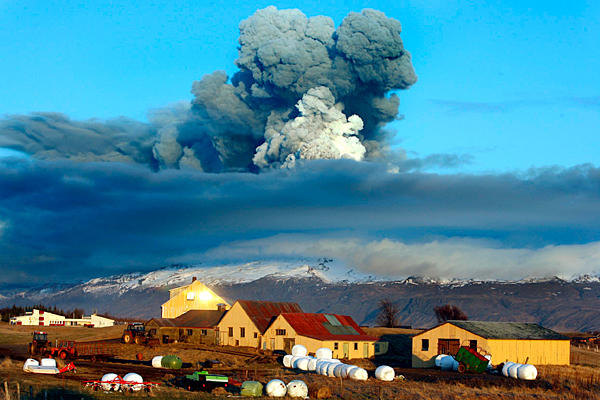 Norul de cenuşă vulcanică anulează 500 de zboruri în Europa. Spaţiul aerian românesc nu este afectat