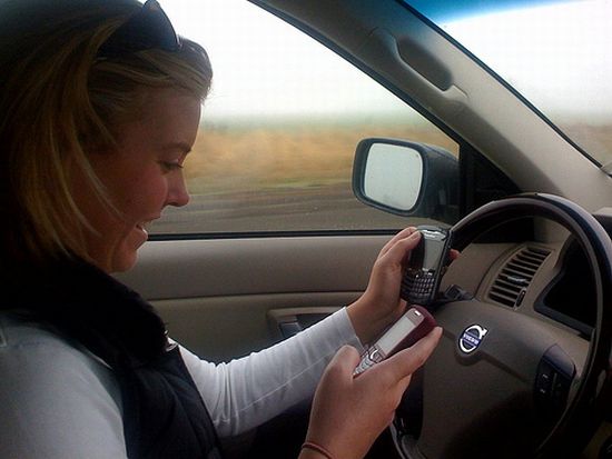 Peste două treimi dintre americani folosesc telefonul mobil la volan, mai mult decât în Europa